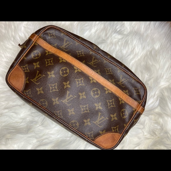 Louis Vuitton - Picture 1 of 8